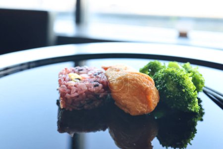 Téléchargez les photos : Délicieux repas de restauration rapide avec cuisine japonaise Nov 30 2023 - en image libre de droit