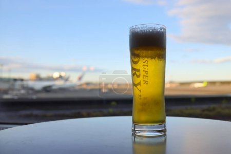 Téléchargez les photos : Bière dorée dans un verre transparent avec des gouttelettes d'eau froide. 30 novembre 2023 - en image libre de droit