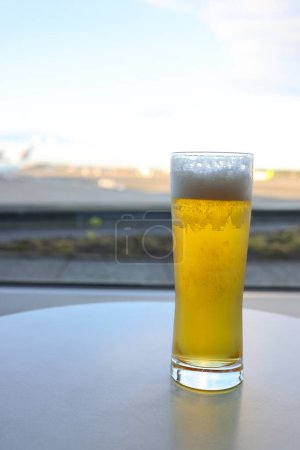 Téléchargez les photos : Bière dorée dans un verre transparent avec des gouttelettes d'eau froide. 30 novembre 2023 - en image libre de droit