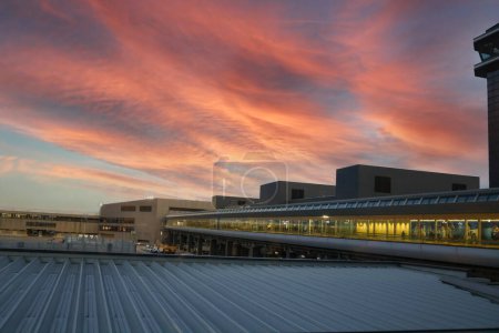 Téléchargez les photos : Compagnies aériennes stationnées à l'aéroport international de Narita une journée nuageuse Nov 30 2023 - en image libre de droit