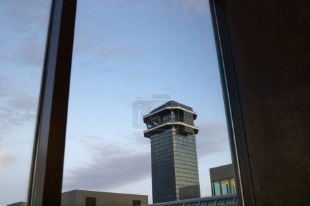 Téléchargez les photos : Compagnies aériennes stationnées à l'aéroport international de Narita une journée nuageuse Nov 30 2023 - en image libre de droit