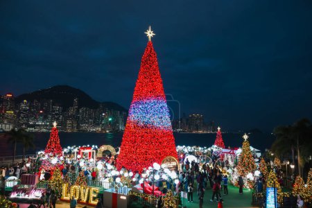 Téléchargez les photos : 21 déc. 2023 Paysage d'arbre de Noël et décoration avec skyline - en image libre de droit