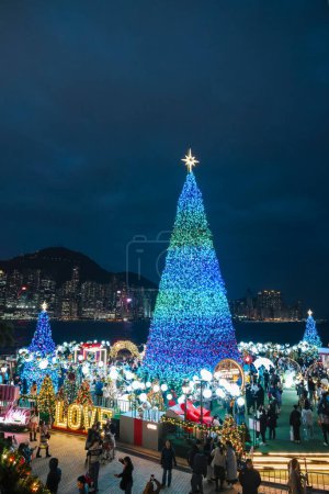 Foto de Dic 21 2023 Paisajes de Árbol de Navidad y decoración con horizonte - Imagen libre de derechos