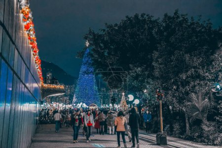 Téléchargez les photos : 21 déc. 2023 Paysage d'arbre de Noël et décoration avec skyline - en image libre de droit