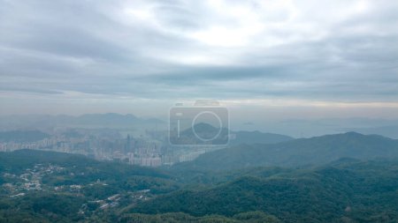 Téléchargez les photos : 22 déc 2023 a montagnes dans le parc de campagne de Tai Mo Shan. - en image libre de droit