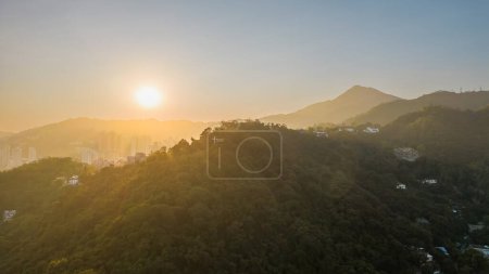 Téléchargez les photos : 24 déc 2023 Une grande croix au sommet de la montagne à Tao Fong Shan - en image libre de droit