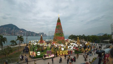 Foto de Árbol de Navidad en el distrito cultural de West Kowloon en la ciudad de Hong Kong 21 dic 2023 - Imagen libre de derechos