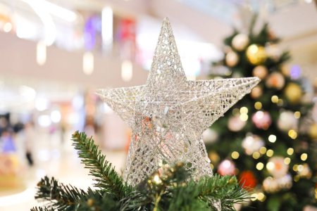 Foto de En un centro comercial, centro comercial en Navidad Dic 22 2023 - Imagen libre de derechos