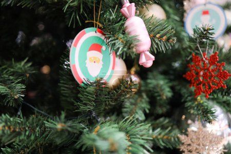 Foto de Adorno festivo del árbol de Navidad colgado en el árbol de hoja perenne - Imagen libre de derechos
