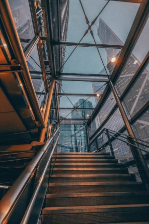 Téléchargez les photos : 27 déc 2023 Moderne extérieur industriel avec escaliers en béton en zone urbaine. - en image libre de droit