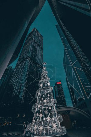 Foto de Dec 27 2023 edificio con decoración navideña festiva en el centro de la metrópoli. - Imagen libre de derechos