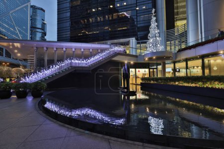 Téléchargez les photos : 27 déc 2023 bâtiment avec décoration de Noël festive dans la métropole du centre-ville. - en image libre de droit