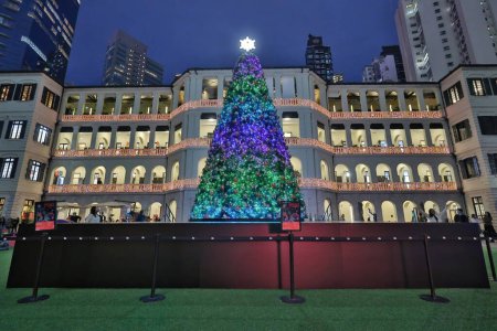 Foto de Dic 27 2023 ciudad por la noche con el árbol de Navidad iluminado y decoraciones - Imagen libre de derechos