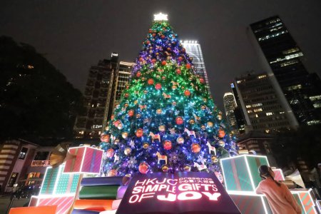 Foto de Dic 27 2023 ciudad por la noche con el árbol de Navidad iluminado y decoraciones - Imagen libre de derechos