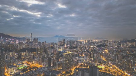 Foto de Dec 31 2021 Crepúsculo en el Distrito de la Ciudad de Kowloon, Hong Kong - Imagen libre de derechos