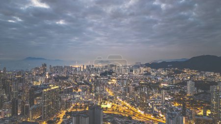 Téléchargez les photos : 31 déc 2021 crépuscule dans le district de Kowloon City, Hong Kong - en image libre de droit