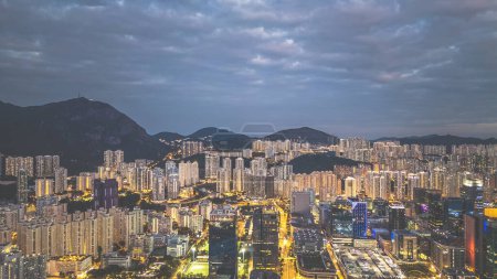 Foto de Dec 31 2021 Crepúsculo en el Distrito de la Ciudad de Kowloon, Hong Kong - Imagen libre de derechos