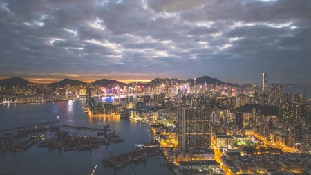 Téléchargez les photos : 31 déc 2021 le crépuscule à Kowloon, Hong Kong - en image libre de droit