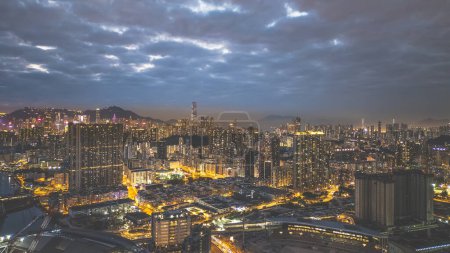 Téléchargez les photos : 31 déc 2021 un crépuscule à Kowloon, Hong Kong - en image libre de droit