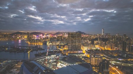 Téléchargez les photos : 31 déc 2021 un crépuscule à Kowloon, Hong Kong - en image libre de droit