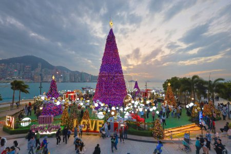 Téléchargez les photos : 29 déc 2023 sapin de Noël géant dans le district culturel de West Kowloon - en image libre de droit