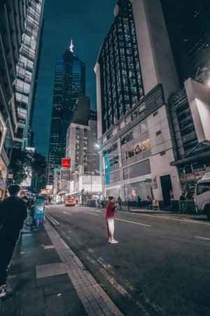 Téléchargez les photos : 27 déc 2023 La rue Busy City la nuit avec l'architecture moderne - en image libre de droit