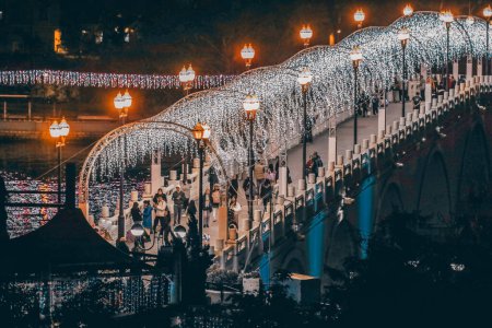 Téléchargez les photos : 24 déc. 2023 Rivière Shing Mun avec décoration de Noël à Shatin - en image libre de droit