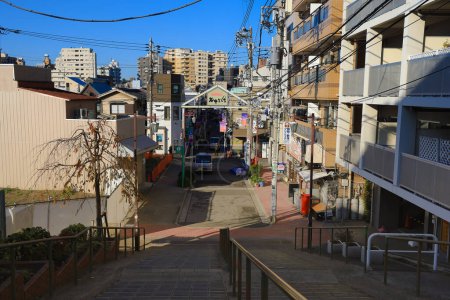 Téléchargez les photos : Street view of Yanaka Ginza with unknown people Nov 29 2023 - en image libre de droit