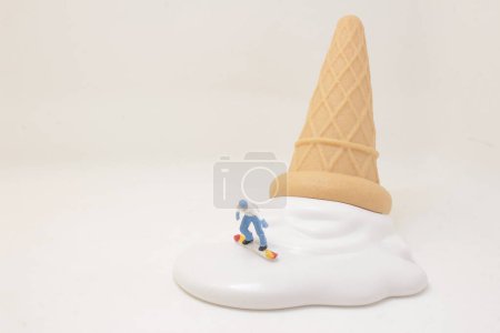 Téléchargez les photos : A snowboarder with white icing on an ice cream cone. - en image libre de droit
