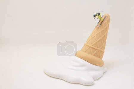 Téléchargez les photos : A Skier skiing downhill white icing on an ice cream cone. - en image libre de droit