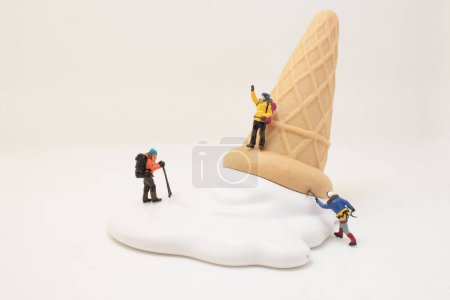 Téléchargez les photos : Ice climbing equipment on the ice cream cone - en image libre de droit