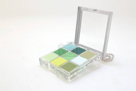 Téléchargez les photos : The Various eyeshadows in plastic box isolated - en image libre de droit