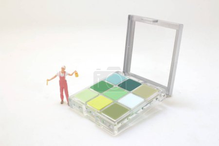 Foto de Eyeshadows in plastic box isolated with paint figure - Imagen libre de derechos