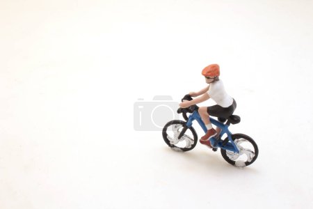 Téléchargez les photos : One person riding a bicycle with a helmet on. - en image libre de droit