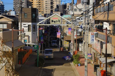 Foto de Street view of Yanaka Ginza with unknown people Nov 29 2023 - Imagen libre de derechos