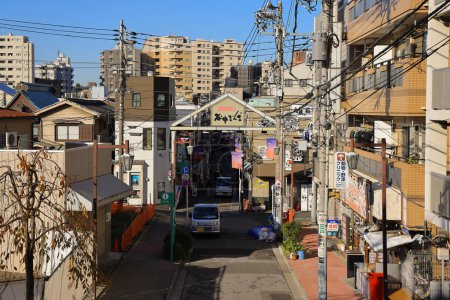 Téléchargez les photos : Street view of Yanaka Ginza with unknown people Nov 29 2023 - en image libre de droit