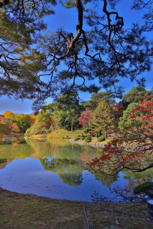 Foto de Nov 29 2023 Coloridos árboles otoñales reflejándose en el tranquilo agua del lago - Imagen libre de derechos