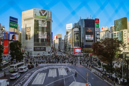 Téléchargez les photos : Nov 29 2023 Beaucoup de gens traversent la rue Shibuya à pied - en image libre de droit