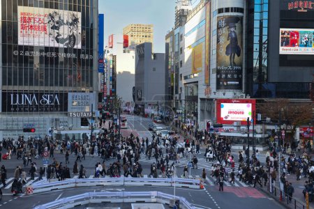 Téléchargez les photos : Nov 29 2023 Beaucoup de gens traversent la rue Shibuya à pied - en image libre de droit