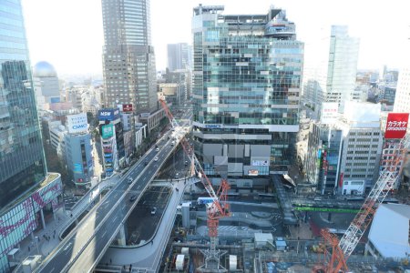 Foto de Nov 29 2023 Edificios de oficinas con rascacielos en Shibuya, Tokio. - Imagen libre de derechos