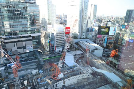 Foto de Nov 29 2023 Edificios de oficinas con rascacielos en Shibuya, Tokio. - Imagen libre de derechos