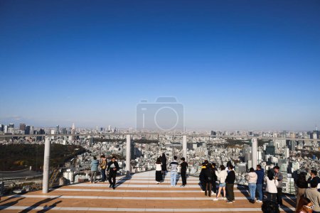 Téléchargez les photos : Nov 29 2023 Les gens apprécient le paysage urbain de Tokyo à Shibuya sky - en image libre de droit