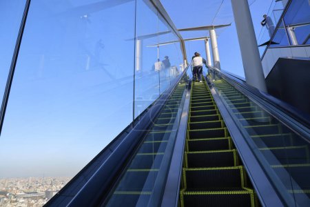 Téléchargez les photos : 29 nov. 2023 une journée claire avec vue sur l'escalator - en image libre de droit