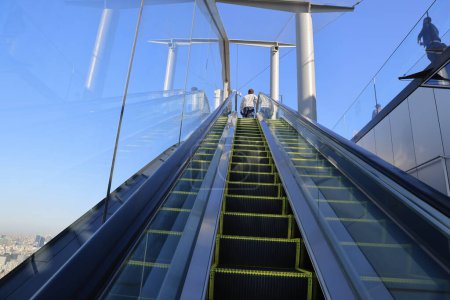 Foto de Nov 29 2023 un día despejado con vistas a la escalera mecánica - Imagen libre de derechos