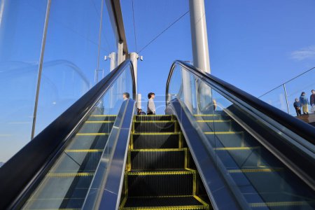 Foto de Nov 29 2023 un día despejado con vistas a la escalera mecánica - Imagen libre de derechos