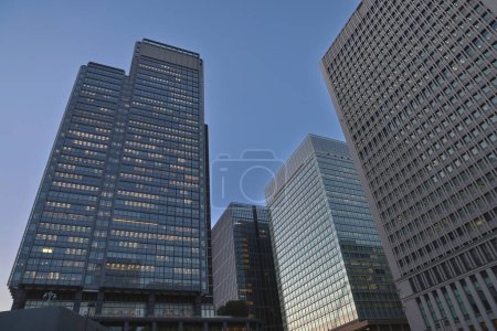 Foto de Nov 29 2023 Edificio de oficinas en el Marunouchi, Tokio Japón - Imagen libre de derechos