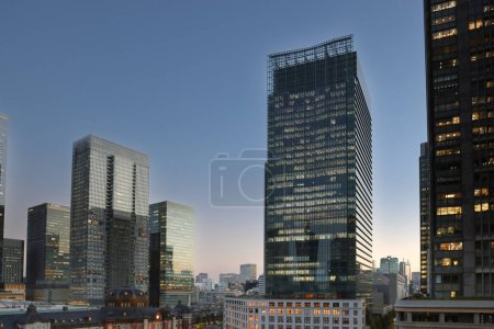 Téléchargez les photos : 29 nov. 2023 Bâtiments de la gare de Tokyo avec espace central, - en image libre de droit