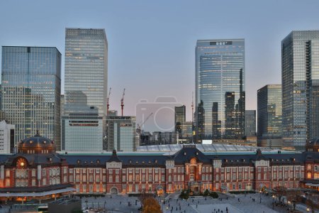 Téléchargez les photos : 29 nov. 2023 un concept de transport et urbain, gare de Tokyo - en image libre de droit