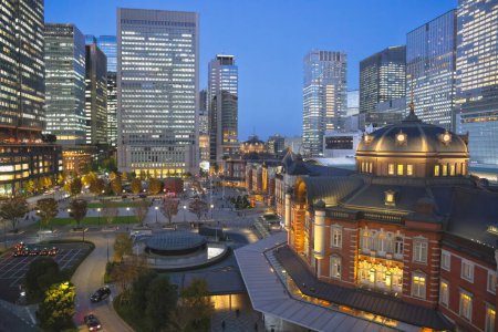 Téléchargez les photos : 29 nov. 2023 Tokyo Station Marunouchi Sortie de nuit - en image libre de droit