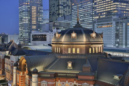 Téléchargez les photos : 29 nov. 2023 Illumination de la gare de Tokyo la nuit, Tokyo, Japon - en image libre de droit